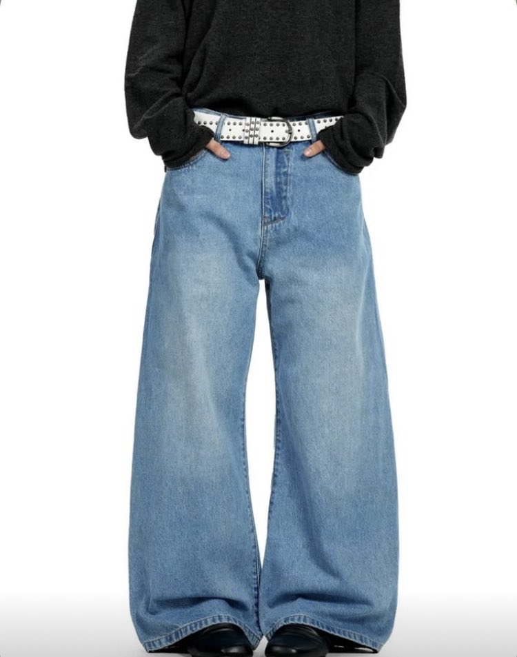 1KPOORA's tweet photo. Ditch the tight fits—wide silhouettes are taking over. When the lower half holds all the structural weight, exaggerated cuts and fluid drape turn standard dressing into pure architectural proportion 📐
#StreetStyle #BaggyFits #SpringFits #OutfitRotation #Proportions https://t.co/5oj7c74vJp