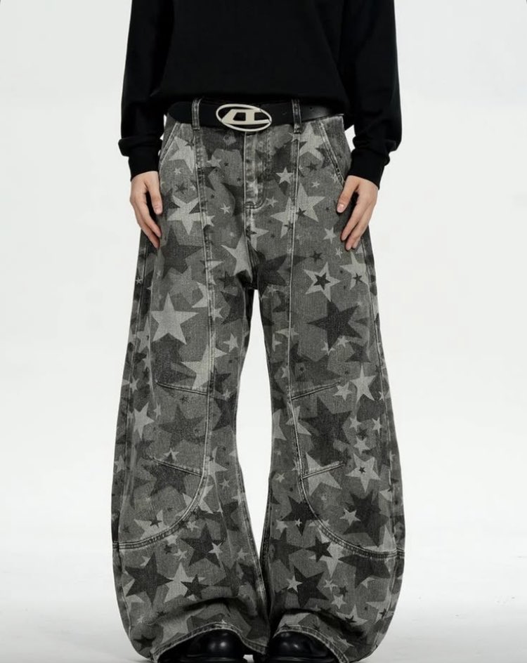 1KPOORA's tweet photo. Ditch the tight fits—wide silhouettes are taking over. When the lower half holds all the structural weight, exaggerated cuts and fluid drape turn standard dressing into pure architectural proportion 📐
#StreetStyle #BaggyFits #SpringFits #OutfitRotation #Proportions https://t.co/5oj7c74vJp