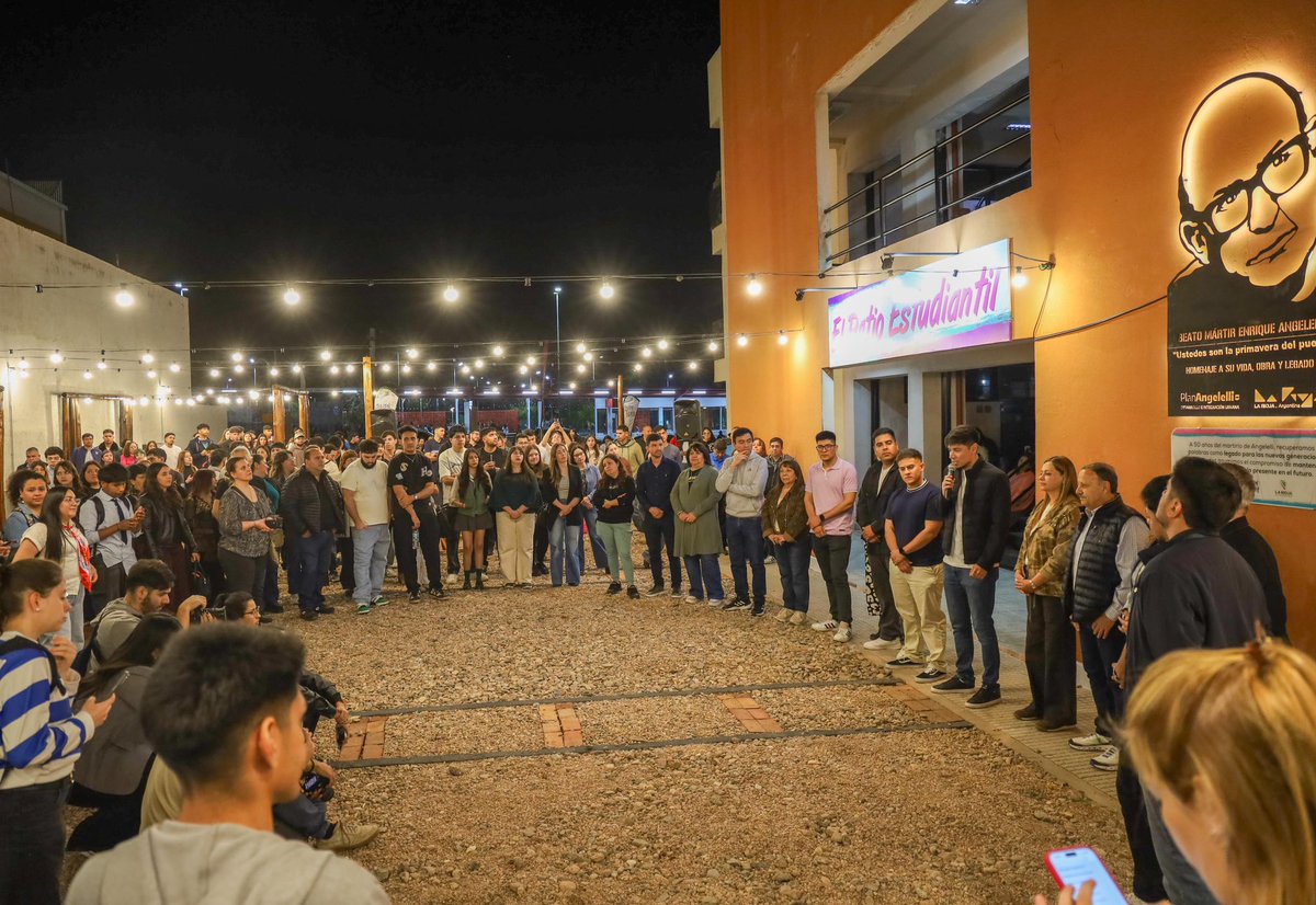 mluz_sc's tweet photo. Un comedor y un patio no parece gran cosa hasta  que recordás que acá además de comer se preparan finales. Que acá nacen amistades. Que acá se comparten mates, ideas y proyectos. Que acá dejas los nervios previos al examen. 

No solo se inauguró un espacio, se inauguró un nuevo lugar para la vida universitaria, felicitaciones @JuventudRioja ❤️‍🩹👏🏻