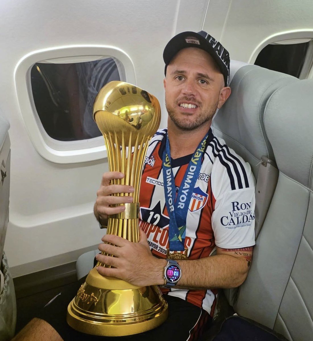 juniorlpr1924's tweet photo. 💬 “Siempre dije que llegar a Junior fue, es y será una bendición. Gracias Tiburón por enseñarme lo que pesa una Copa de Campeón. Esto es un hasta siempre y déjenme soñar que las bendiciones tienen una tercera parte”. 

Juan Manuel López, AT de Alfredo Arias x Instagram. https://t.co/ueM0fsB2Uc
