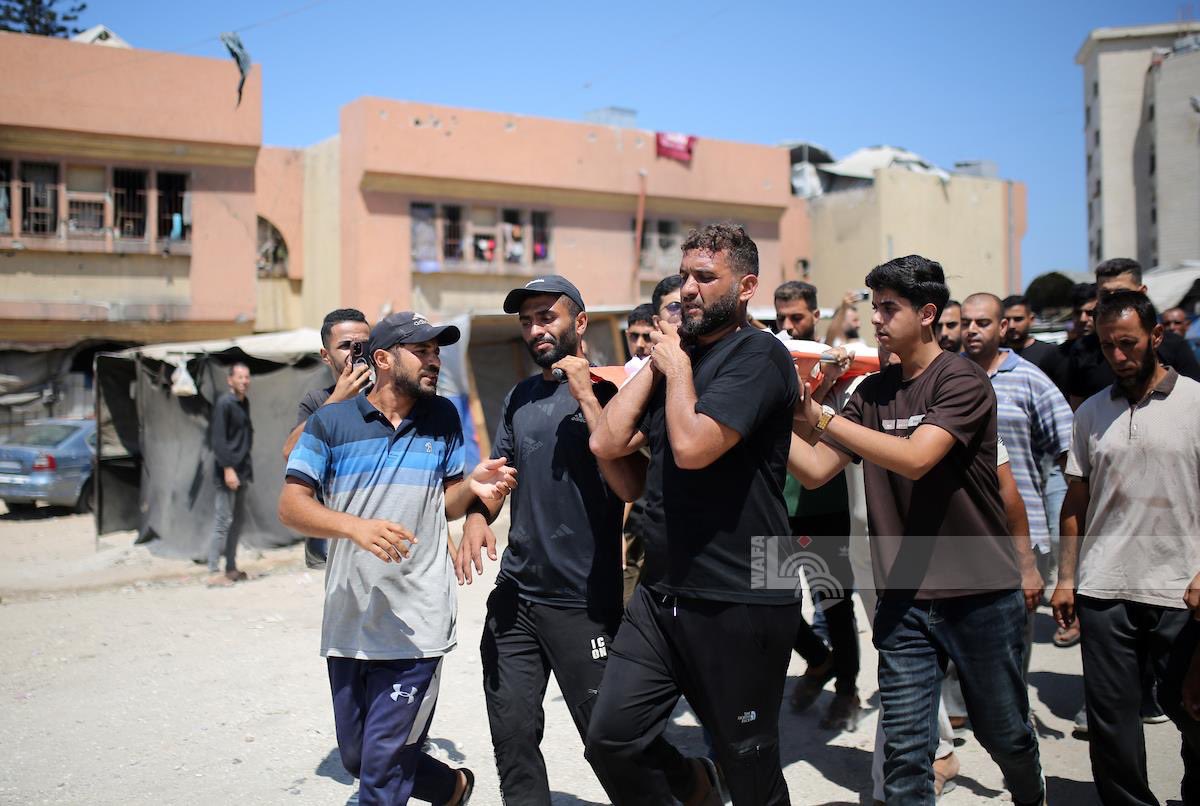 QudsNen's tweet photo. Palestinians bid farewell to child Abdullah Hamouda, who was killed in Israeli airstrikes in the Al-Katiba, west of Gaza City. https://t.co/VQtIB1IEWf