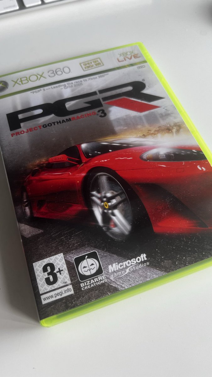 Fadwick's tweet photo. 004 • Project Gotham Racing 3 (Xbox 360, 2005)

To pierwsza gra, którą dostałem od kogoś w prezencie  i znalazłem ją pod choinką w 2008 roku.

Nie zapamiętałem jej szczególnie dobrze, głównie dlatego, że wymęczyła mnie pogoń za osiągnięciami wymagającymi zaliczania przejazdów na najwyższych poziomach trudności.

Po latach, grając już na niższych poziomach, bawiłem się zaskakująco dobrze. Modele pojazdów nie wyglądają dziś najlepiej, aliasing potrafi mocno rzucać się w oczy, ale sam model jazdy wciąż jest całkiem przyjemny.

Nie miałbym problemu, żeby ukończyć ją jeszcze raz, od deski do deski, tym razem po niemal dwudziestu latach.

7/10

#ChronoBacklog #Xbox360
