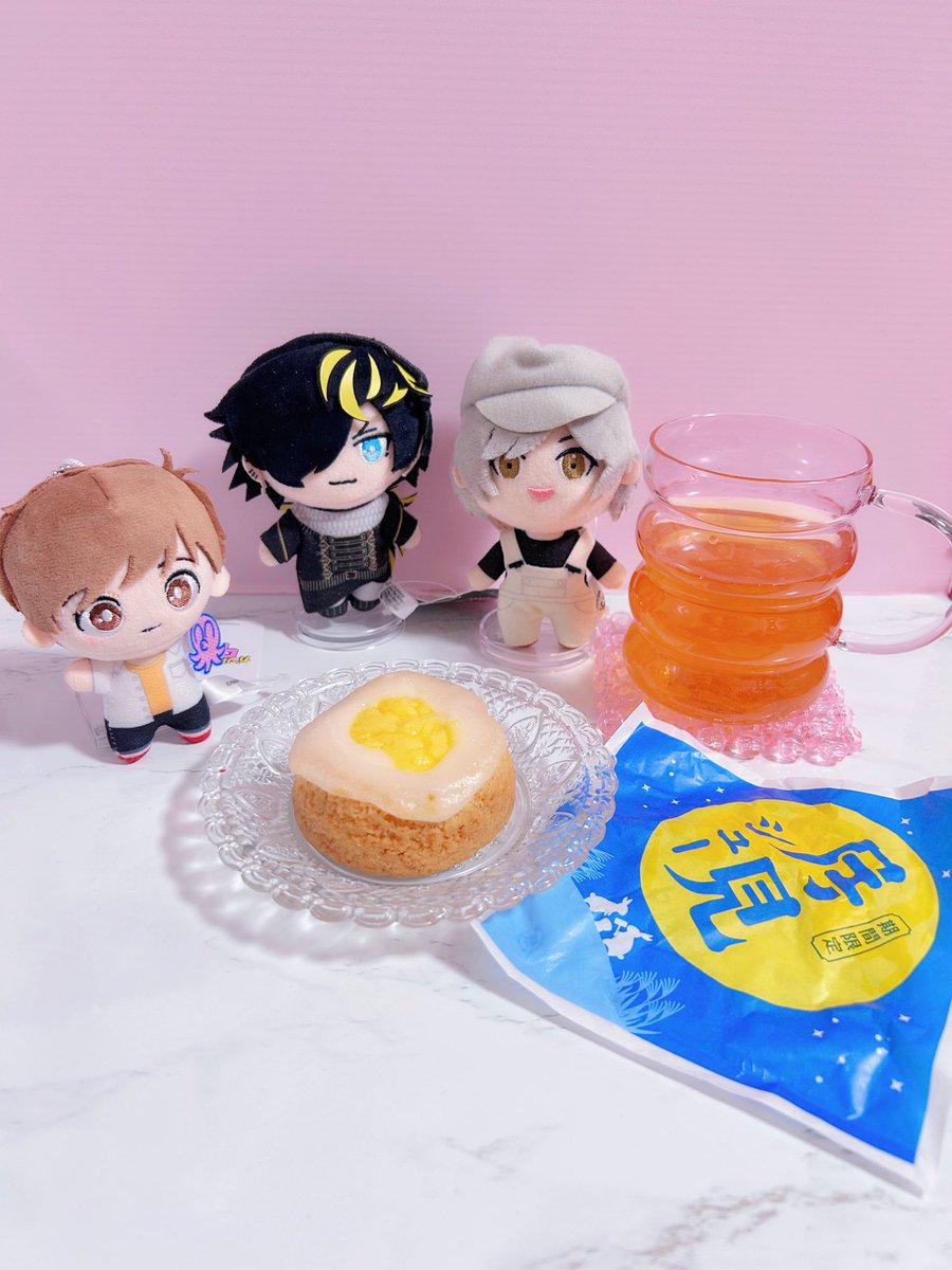 bokulime's tweet photo. サクッとしたシュー生地にもちもちの生地という食感が違う新食感、中のカスタードは優しい甘さ🌔🐇🐇
ビアードパパは仕事帰りに立ち寄れる場所に店舗があるので週末のおうちカフェのおやつに買ってます☺️ 
ボイスは今から聴きます！
#ビアードパパでお月見 https://t.co/8FGWo16OcM