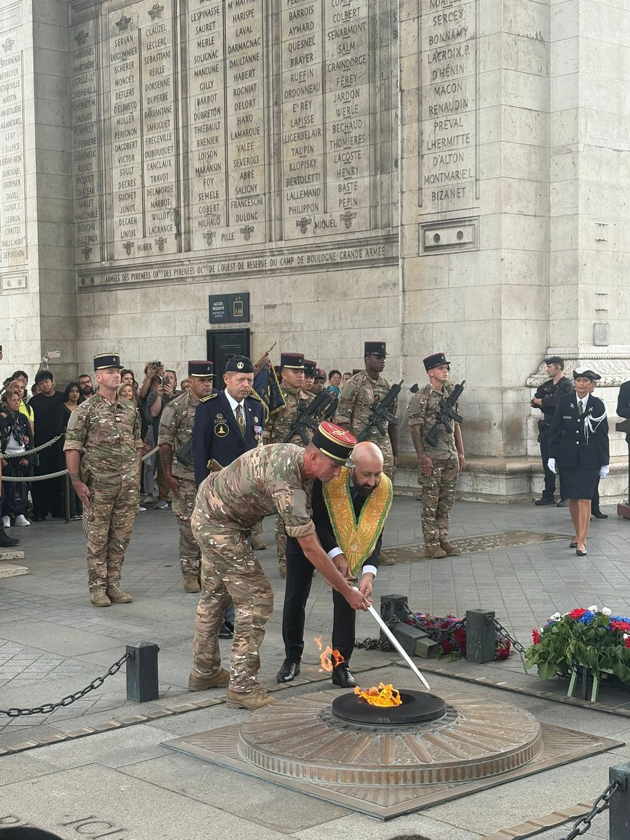 Trichard's tweet photo. Dimanche soir, sous l’Arc de Triomphe, j’ai eu l’honneur de raviver la flamme du Soldat inconnu et de déposer une gerbe au nom du Grand Orient de France, pour la première fois de son histoire.

Je l’ai fait, entouré d’obédiences maçonniques amies, en hommage à toutes celles et tous ceux qui se sont battus, jusqu’au sacrifice de leur vie, pour défendre les valeurs universelles de #Liberté, d’#Égalité et de #Fraternité.

Je l’ai fait également en présence d’un colonel commandant les forces de l’opération Sentinelle, en témoignage de notre soutien à ces milliers de femmes et d’hommes qui, chaque jour, veillent sur nos concitoyens et assurent leur protection.

#Francmaçonnerie #GrandOrientDeFrance #ArcDeTriomphe #SoldatInconnu #Mémoire #République

@GODFOfficiel