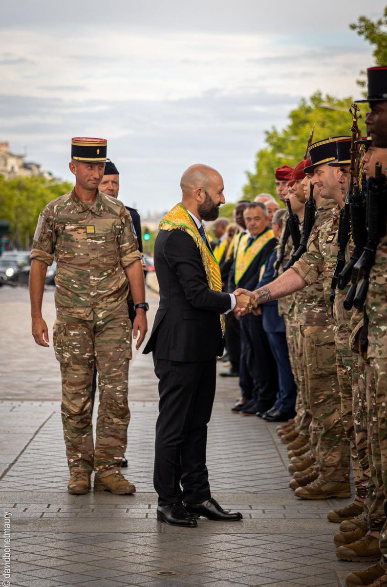 Trichard's tweet photo. Dimanche soir, sous l’Arc de Triomphe, j’ai eu l’honneur de raviver la flamme du Soldat inconnu et de déposer une gerbe au nom du Grand Orient de France, pour la première fois de son histoire.

Je l’ai fait, entouré d’obédiences maçonniques amies, en hommage à toutes celles et tous ceux qui se sont battus, jusqu’au sacrifice de leur vie, pour défendre les valeurs universelles de #Liberté, d’#Égalité et de #Fraternité.

Je l’ai fait également en présence d’un colonel commandant les forces de l’opération Sentinelle, en témoignage de notre soutien à ces milliers de femmes et d’hommes qui, chaque jour, veillent sur nos concitoyens et assurent leur protection.

#Francmaçonnerie #GrandOrientDeFrance #ArcDeTriomphe #SoldatInconnu #Mémoire #République

@GODFOfficiel