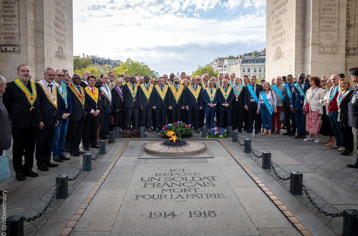 Trichard's tweet photo. Dimanche soir, sous l’Arc de Triomphe, j’ai eu l’honneur de raviver la flamme du Soldat inconnu et de déposer une gerbe au nom du Grand Orient de France, pour la première fois de son histoire.

Je l’ai fait, entouré d’obédiences maçonniques amies, en hommage à toutes celles et tous ceux qui se sont battus, jusqu’au sacrifice de leur vie, pour défendre les valeurs universelles de #Liberté, d’#Égalité et de #Fraternité.

Je l’ai fait également en présence d’un colonel commandant les forces de l’opération Sentinelle, en témoignage de notre soutien à ces milliers de femmes et d’hommes qui, chaque jour, veillent sur nos concitoyens et assurent leur protection.

#Francmaçonnerie #GrandOrientDeFrance #ArcDeTriomphe #SoldatInconnu #Mémoire #République

@GODFOfficiel