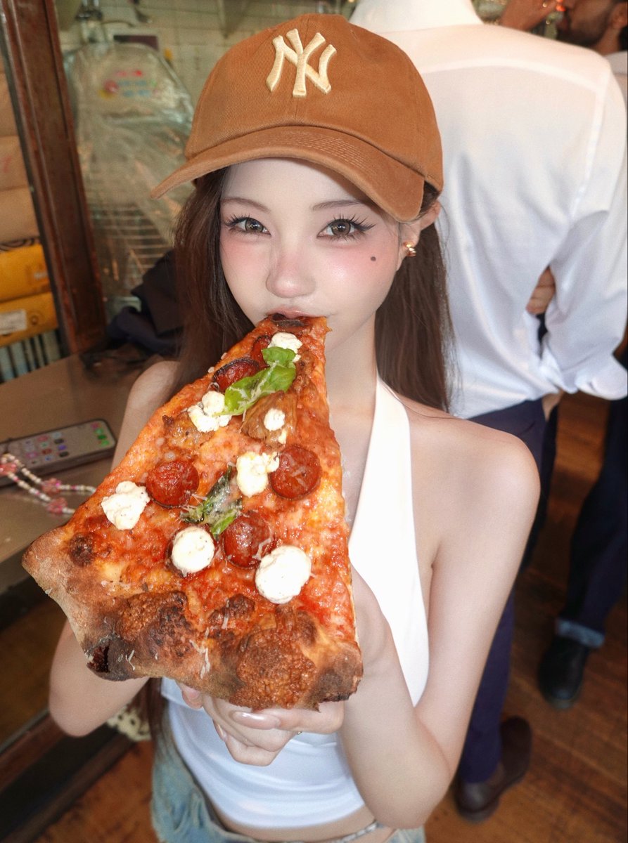 lovelynnisland's tweet photo. In pizza we crust❤️🤞🏻🍕 https://t.co/2REN6jqM80