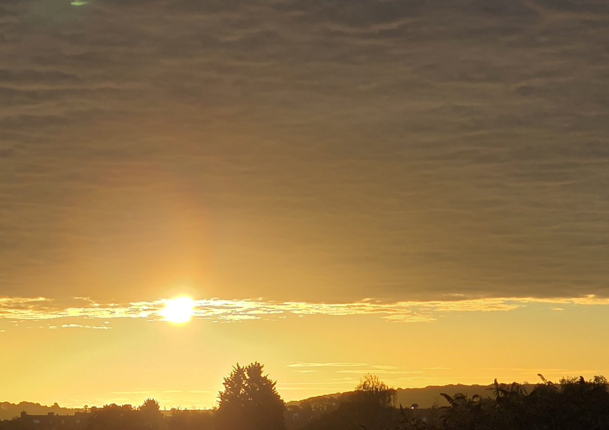 SimonElliott20's tweet photo. A spectacular sunrise for the Happy Archaeologist on his way to film in London Town! @pete_savin @Ritterton @romanarchaeouk @AndanteTravels @penswordbooks @iconbooks https://t.co/hUovcJKx4G