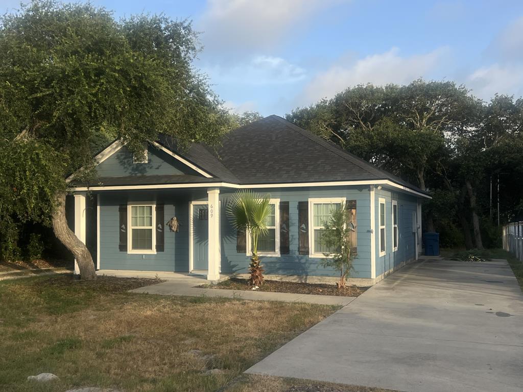 KeyAllegroSells's tweet photo. A single-family home with potential! Get it before it's gone. #HomesForSale
#TeamKeyAllegro https://t.co/HMbBdXHphr