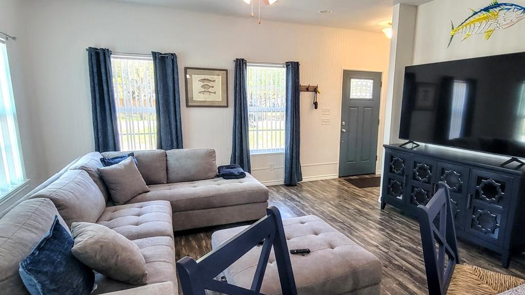 KeyAllegroSells's tweet photo. A single-family home with potential! Get it before it's gone. #HomesForSale
#TeamKeyAllegro https://t.co/HMbBdXHphr