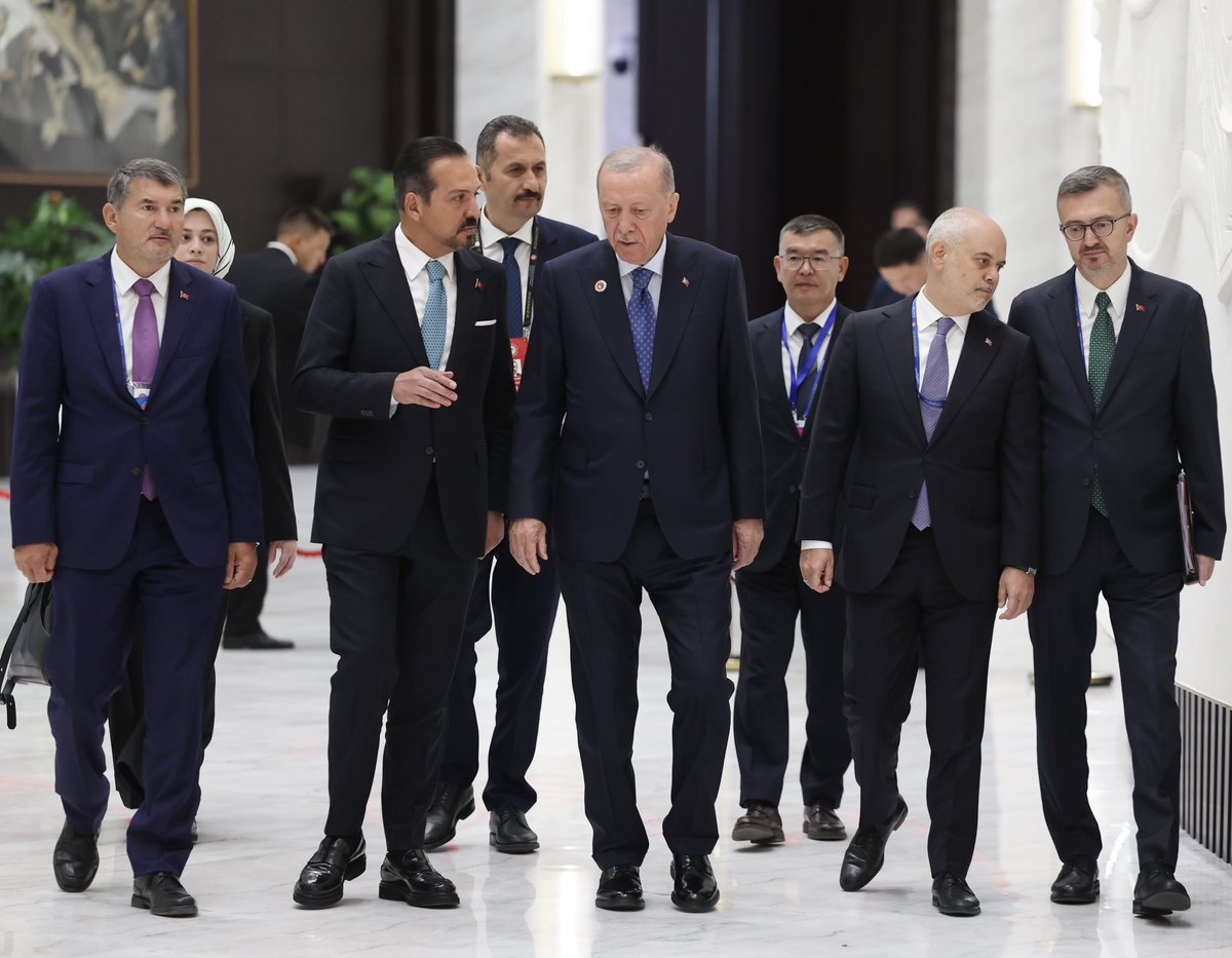 zorlu77's tweet photo. Kardeş ülke Kırgızistan’da gerçekleştirilen Şanghay İşbirliği Teşkilatı Zirvesi’ne katıldık.

Cumhurbaşkanımız Sayın Recep Tayyip Erdoğan’ın özellikle Türkiye’nin Teşkilat açısından jeo-stratejik konumunu ve bu kapsamda Hazar Geçişli Orta Koridor Girişimi’nin önemini vurguladığı konuşması büyük ilgi gördü.

Yaklaşan Türk Devletleri Teşkilatı Zirvesi, dünyadaki gelişmeler çerçevesinde çok daha önemli bir hale gelmektedir.

#Şanghay #Kırgızistan #TürkDünyası