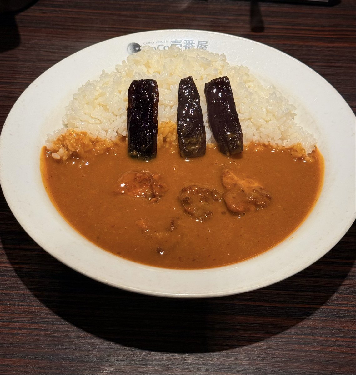 TAKA1751086's tweet photo. ナス🍆の並び方！！
作品だったんで
思わず撮った笑
#curryichibanya 
#バターチキンカレー https://t.co/aZsEa7TMK5