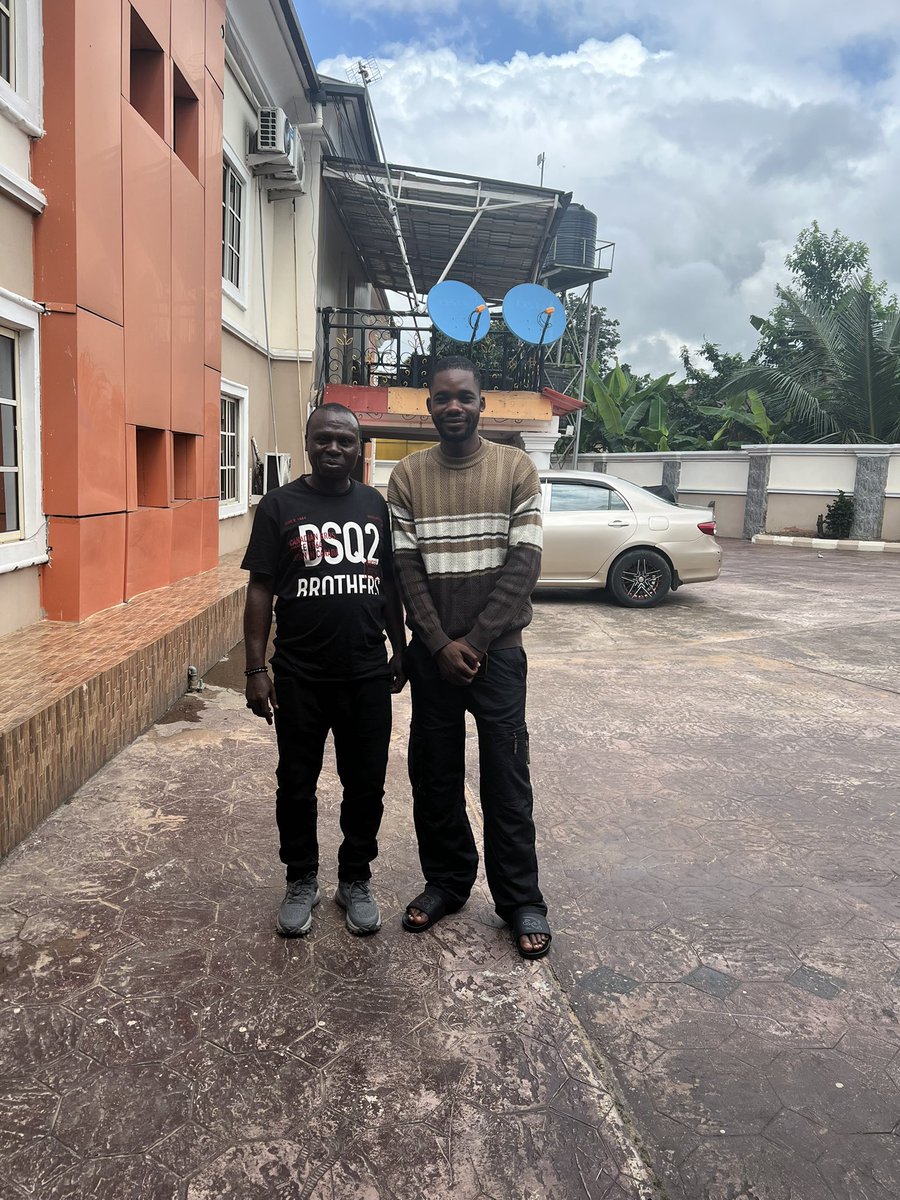 emmiwuks's tweet photo. look who we have here, MR KING JOHN one of my big wuks online family here in umuahia, someone who has been following my journey from afar and finally came out to say hi, encourage me and show some love.

moments like this remind me that this journey is not just about the places i visit, but also about the amazing people i get to meet along the way. thank you so much, sir, for coming out to see me and for all the support. i truly appreciate you.

Together we ride. Together we rise.
Viva Africa 

#Emmiwuks #Africa #ProjectRMC #Orphans #IDPs