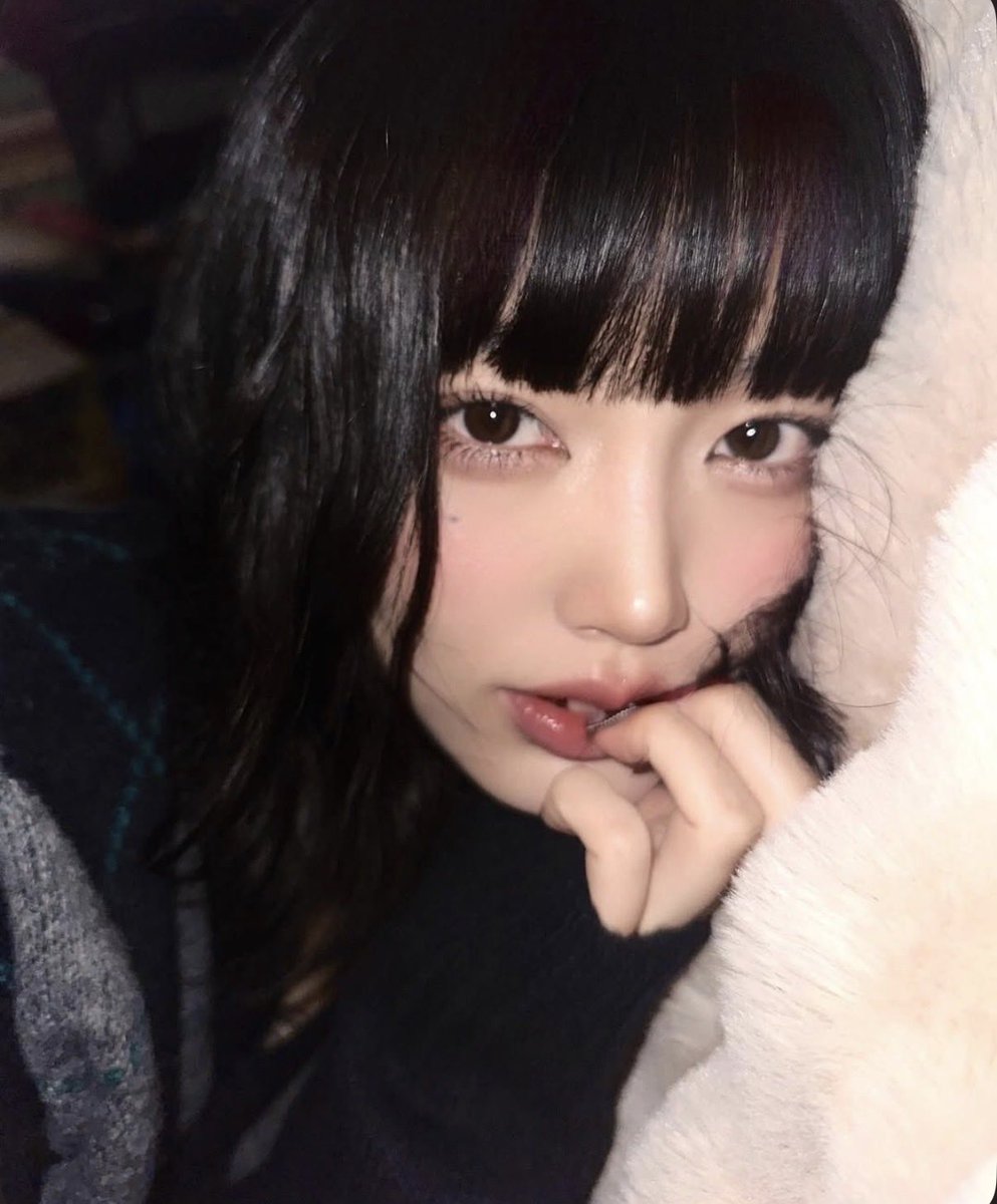 thinkabout_xxw's tweet photo. 桃のような、無花果のような、冷たい果実感がある女性は凛としてるのに華やかさもあって素敵だと思う。目はまつ毛でコントラストを作り、少しグレイッシュな目元。チークは柔らかく広げ、華やかさを足す。 https://t.co/9EE9pTKLlU
