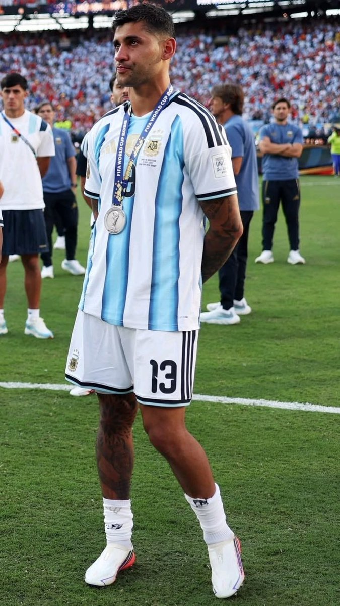 Yukiosito's tweet photo. El Cuti es el nuevo capitán. La selección argentina solo puede estar liderada por tiernuchis.
(Cuti Romero, hombre adulto capaz de arrancarte la cabeza de una patada o la mitad de la cara de un mordisco. Ah! Y le gustan los coreanos) https://t.co/KHxqKuBF3R