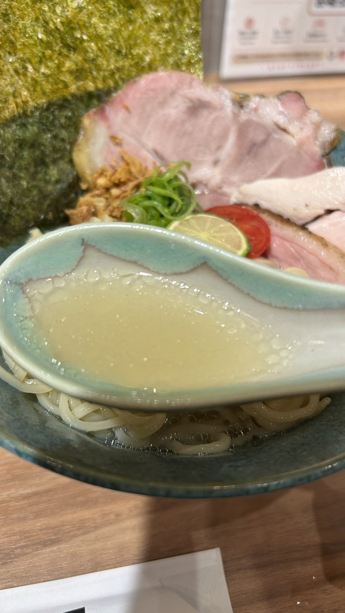 KOBEHiro's tweet photo. このゆうきさんの紹介動画見てむっちゃ美味そうやったんで今日の昼に初訪でシバいてきた。見た目よりもボリュームがあり、この暑い日々が続くこの頃にはうってつけの清涼感バッチリで旨しでした🤤 #飯テロ #飯テロ同好会 #うまそうなラーメン屋 https://t.co/h3cIyiRCZS