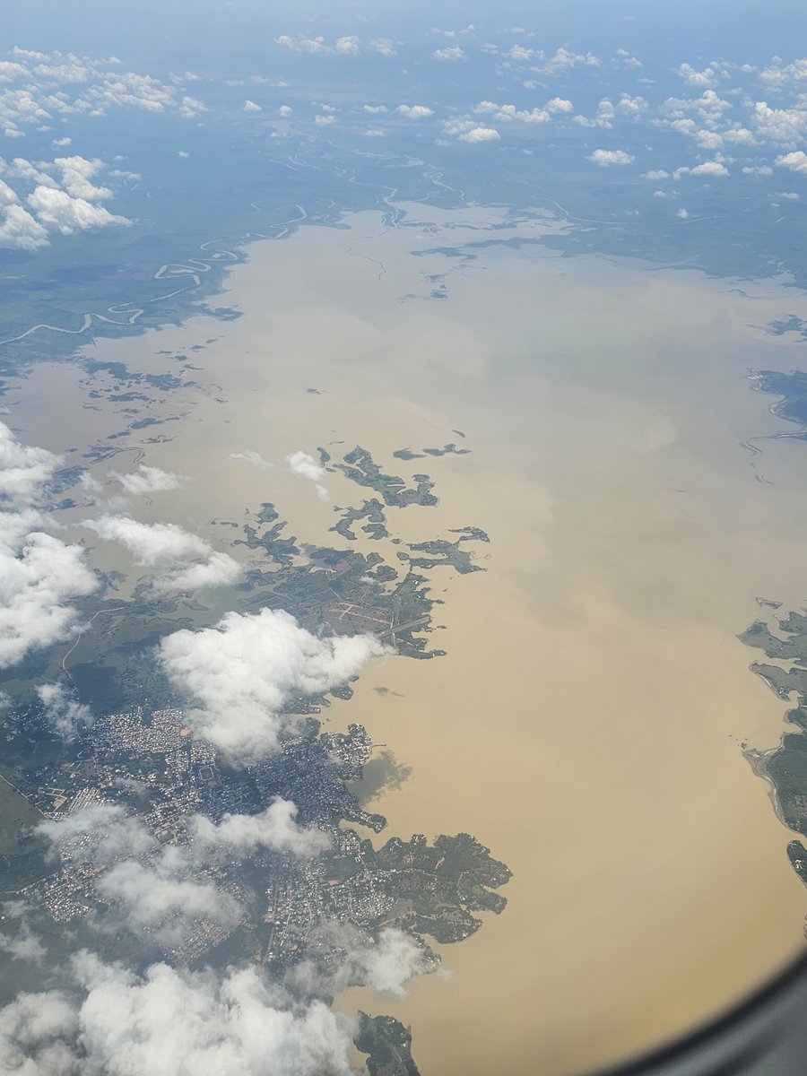 CARO_SANTA's tweet photo. Ciénaga de Ayapel, el 2° cuerpo de agua más grande de Colombia y sitio RAMSAR de valor mundial 🌊🌿

​Sus afluentes forman auténticas "venas de agua" que alimentan la cuenca del río San Jorge. Contemplar su grandeza nos recuerda el deber de proteger nuestros ecosistemas, cuidarlos y planear el ordenamiento del territorio de tal manera que su conservación sea estratégica, garantizando un aprovechamiento sostenible pero, sobre todo, su protección permanente y el de las comunidades que conviven con ella. 😍🇨🇴
