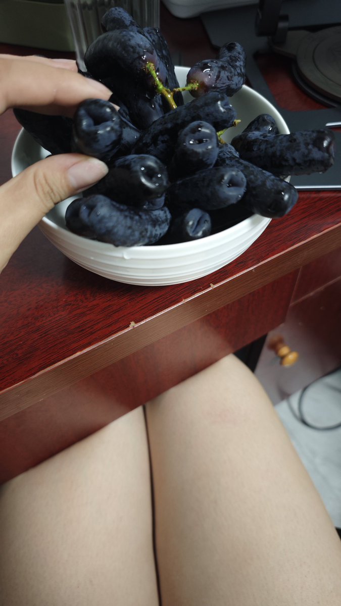 nannan701's tweet photo. 28一斤，好贵的马眼葡萄（我瞎起的名字 #舔舔 https://t.co/1FWDAXQsnk