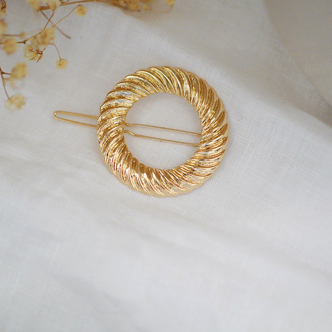 bohomane's tweet photo. Le cercle doré qui revient, saison après saison.

https://t.co/5jM03HSNtY

#BarretteCheveux #Bohomane #AccessoiresCheveux #Automne #BarretteDorée https://t.co/RWH2hM9hVq