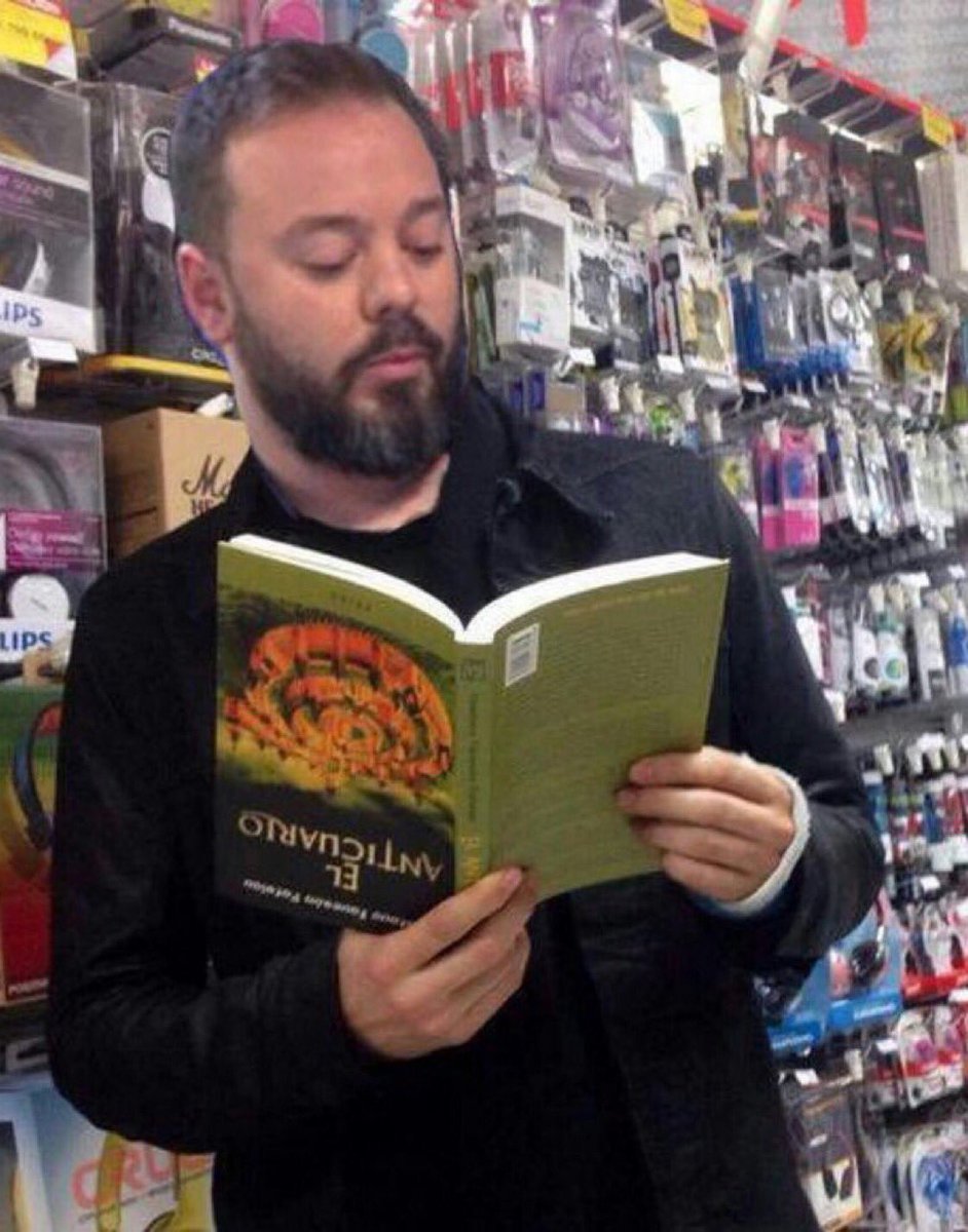 APapeII's tweet photo. @RosaVillapostin El mismo. Pero oiga, que él es capaz de leer libros del revés! https://t.co/AZjkUmqEox
