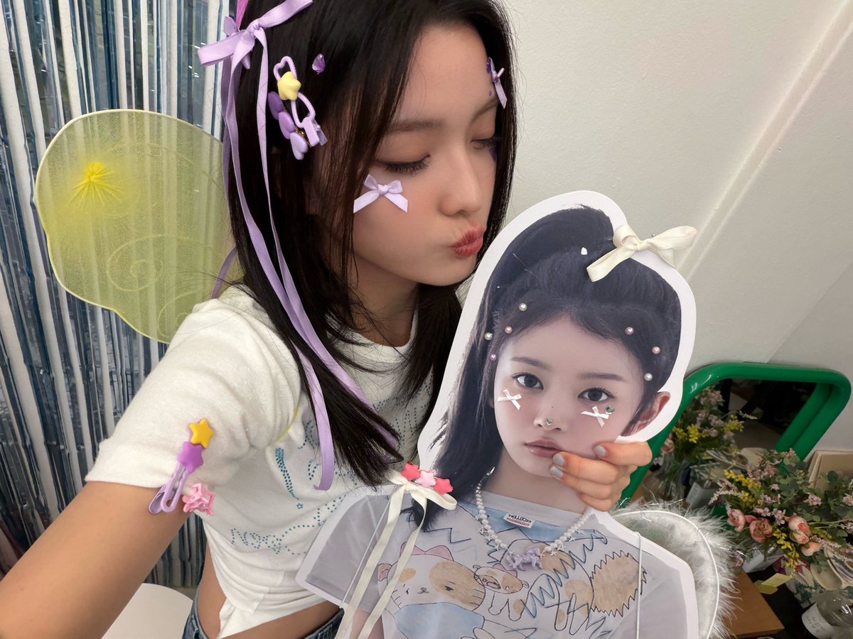 theillitnews_'s tweet photo. IROHA shared an adorable photo with a MOKA standee in her latest Weverse update! 

#ILLIT #아일릿 #IROHA #MOKA https://t.co/AFBNpiGCkD