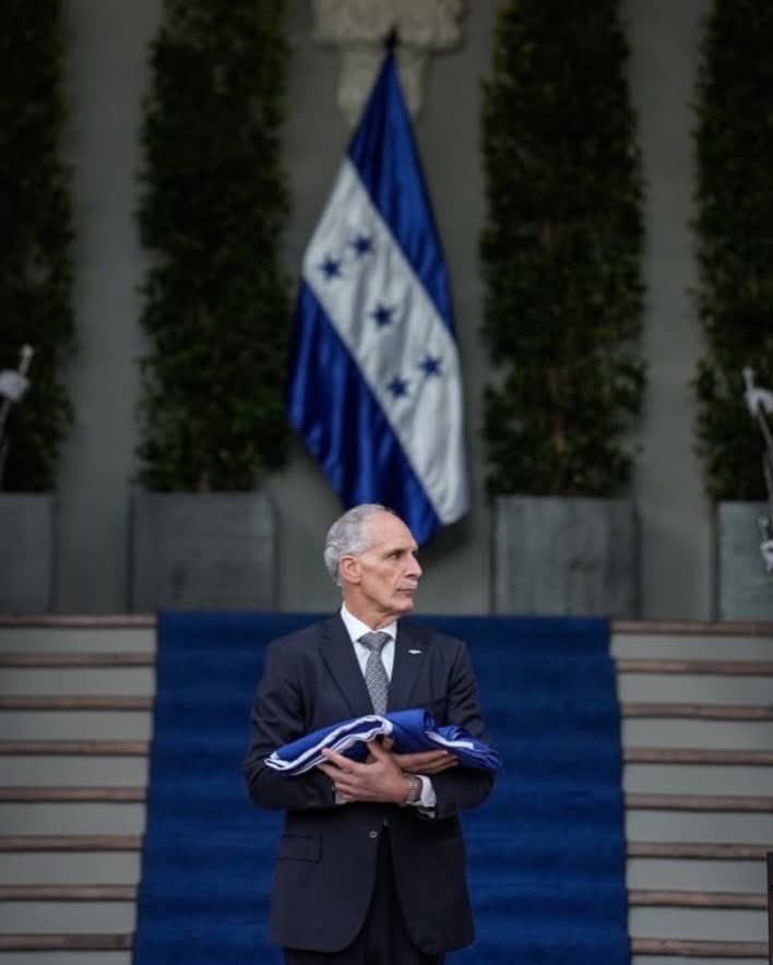 TommyZambranoM's tweet photo. 🇭🇳 Con orgullo y profundo amor por Honduras, participé junto al presidente de la República, @TitoAsfuraPHN , en la solemne izada de nuestra Bandera Nacional en Casa Presidencial.

Hoy honramos nuestro máximo símbolo patrio y reafirmamos el compromiso de seguir trabajando unidos por una Honduras de paz, progreso y oportunidades para todos.

¡Que viva nuestra Bandera Nacional! 
¡Que viva Honduras!