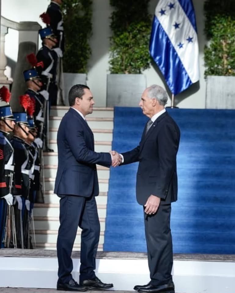 TommyZambranoM's tweet photo. 🇭🇳 Con orgullo y profundo amor por Honduras, participé junto al presidente de la República, @TitoAsfuraPHN , en la solemne izada de nuestra Bandera Nacional en Casa Presidencial.

Hoy honramos nuestro máximo símbolo patrio y reafirmamos el compromiso de seguir trabajando unidos por una Honduras de paz, progreso y oportunidades para todos.

¡Que viva nuestra Bandera Nacional! 
¡Que viva Honduras!