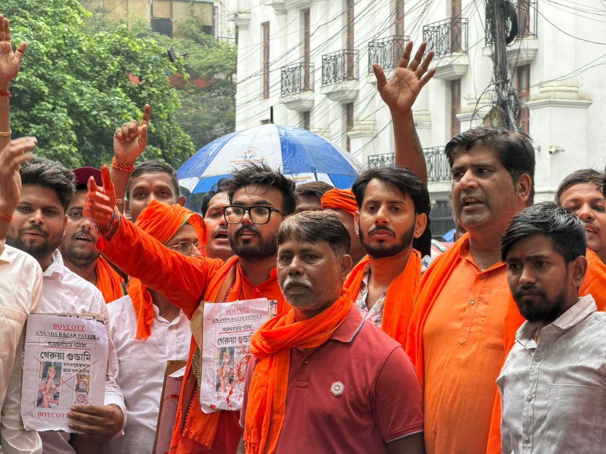 pramod_dubey_00's tweet photo. 🚨 ABP Group still hasn’t apologised for its hurtful “SAFFRON TERROR” headline on the ABVP protest at Jadavpur University.

Today, we painted ABP’s office walls SAFFRON 🔥 

WB CM Suvendu Adhikari has also demanded a FRONT-PAGE APOLOGY from Anandabazar Patrika. https://t.co/77YVq2gtDg