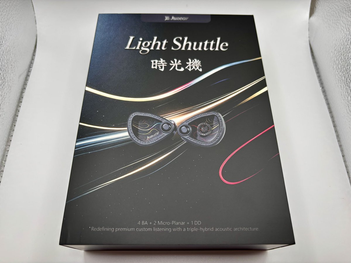 audio_dra's tweet photo. #PR
JUZEAR Light Shuttle
提供着弾しました！！！！！！
HiFiGo様よりレビュー依頼いただきました🙇‍♂️
箱出しから少し聴いただけの感想ですがファーストインプレッションはこんな感じです！

空間が広くボーカル近めの明瞭なW字型という印象です！！！
これはめちゃくちゃいい！！😍
元々好きなブランドですが今まで聴いたJUZEARのイヤホンの中で一番好きかも😆
音良すぎて思わず笑っちゃいました笑

解像度・分離感が高く、音の厚みもしっかり両立していて一聴していいなと感じました！
音数が多くテンポの速い曲でも団子にならず余裕を感じます。
空間は広く音が広がる様子も良かったです。
ボーカルはやや近めで男性・女性ボーカル問わずとても自然に聴こえました！

第一印象からわかりやすく音の良さを感じるイヤホンでした☺️

後日詳細な音質レビューしますので投稿した際はぜひご覧ください‼️
またレビューの際は拡散もよければお願いします🙏

#JUZEAR #LightShuttle