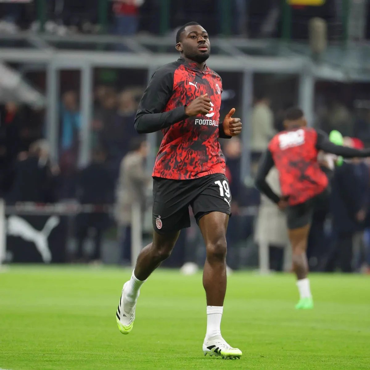 HaberKartali's tweet photo. Aracılar, Youssouf Fofana'yı Beşiktaş'a transfer olmaya ikna etmek için çalışıyor.

Fofana'nın Lyon'a transferi, belgelerin değişimi aşamasında tıkandı. Kulüpler, oyuncunun maaşının nasıl paylaşılacağı konusunda hâlâ anlaşmaya varmaya çalışıyor.

Milan, Hull City'den bonservisiyle transfer için gelecek teklifi bekliyor. (CalcioMercato)