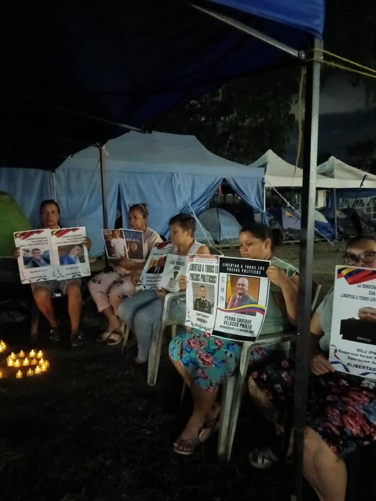 ImpactoVE's tweet photo. 🕯️ FAMILIARES DE PRESOS POLÍTICOS CUMPLEN 235 DÍAS EN RESISTENCIA A LAS AFUERAS DE EL RODEO I

Familiares de presos políticos cumplen este 1 de septiembre 235 días de protesta ininterrumpida frente a la cárcel de El Rodeo I, donde permanecen desde hace casi ocho meses exigiendo la libertad de sus seres queridos.

Pese al desgaste y las condiciones climáticas, aseguran que mantendrán el campamento hasta que el último preso político sea liberado.

📸 @clippve