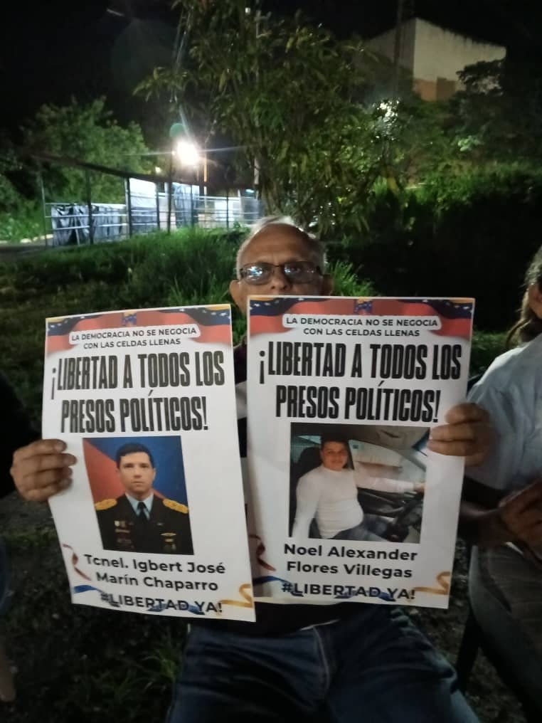 ImpactoVE's tweet photo. 🕯️ FAMILIARES DE PRESOS POLÍTICOS CUMPLEN 235 DÍAS EN RESISTENCIA A LAS AFUERAS DE EL RODEO I

Familiares de presos políticos cumplen este 1 de septiembre 235 días de protesta ininterrumpida frente a la cárcel de El Rodeo I, donde permanecen desde hace casi ocho meses exigiendo la libertad de sus seres queridos.

Pese al desgaste y las condiciones climáticas, aseguran que mantendrán el campamento hasta que el último preso político sea liberado.

📸 @clippve