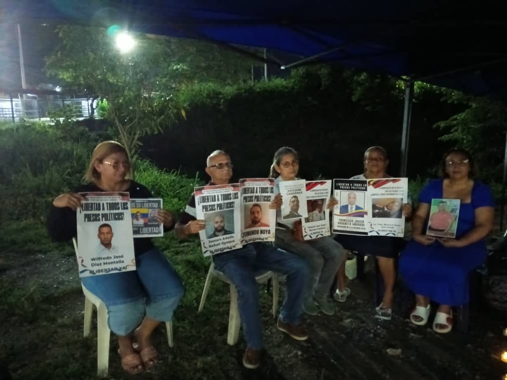 ImpactoVE's tweet photo. 🕯️ FAMILIARES DE PRESOS POLÍTICOS CUMPLEN 235 DÍAS EN RESISTENCIA A LAS AFUERAS DE EL RODEO I

Familiares de presos políticos cumplen este 1 de septiembre 235 días de protesta ininterrumpida frente a la cárcel de El Rodeo I, donde permanecen desde hace casi ocho meses exigiendo la libertad de sus seres queridos.

Pese al desgaste y las condiciones climáticas, aseguran que mantendrán el campamento hasta que el último preso político sea liberado.

📸 @clippve
