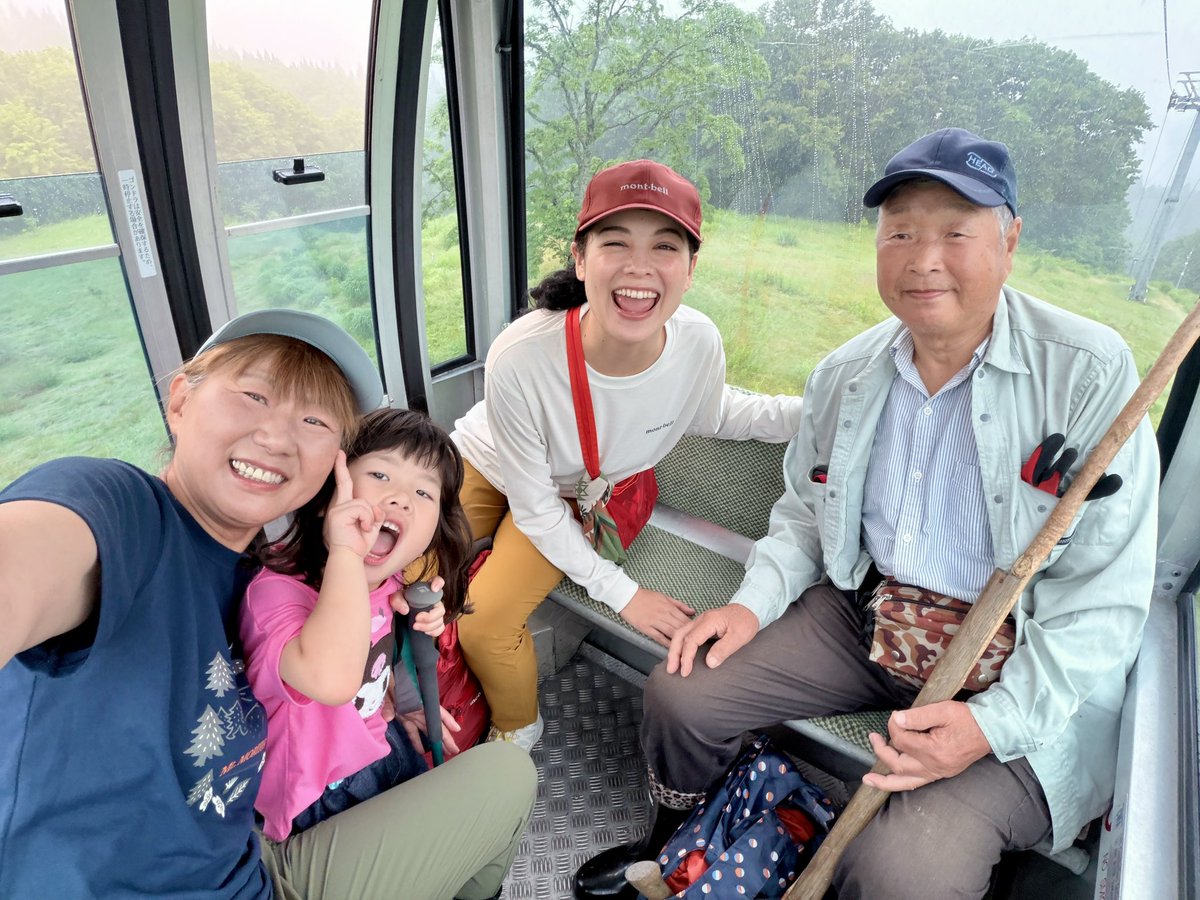 myukiwarisou's tweet photo. 届きました(^^)
#モンベル 会報誌の
#OUTWARD
ジャパンエコトラックの旅は、
#森吉山
#仲川希良 ちゃんと10年ぶりに再会できました!
希良ちゃんが、乗ったゴンドラの中には、このメンバーが(^^)
すーは、希良ちゃんと登った森吉山が楽しすぎて、山が大好きになりました! https://t.co/JiLBpjyd07