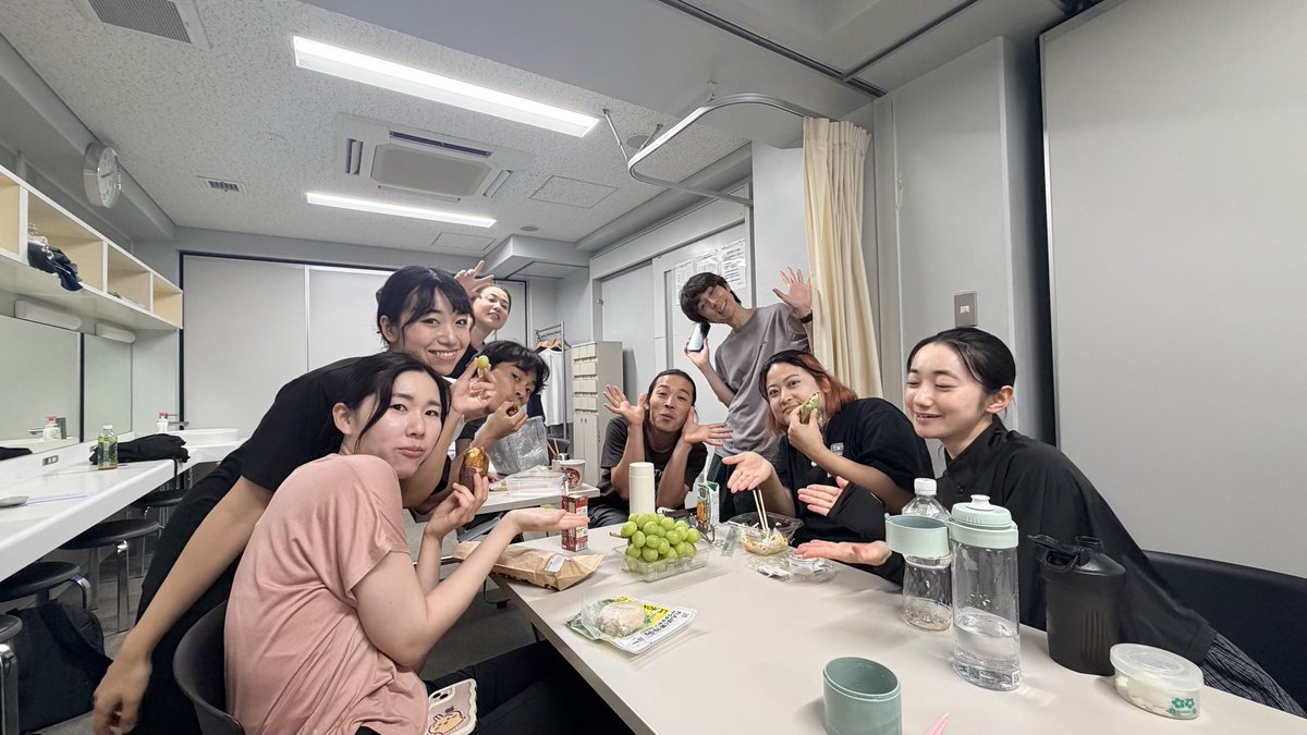 yuki99q's tweet photo. 普段芝居の稽古は昼からが多いのでご飯休憩はないのですが、あさやけは午前中からなので皆でごはんタイムあります

今日は茅ヶ崎のシャインマスカット、山梨の草団子などもあり‥贅沢🤩

お稽古では‥代役のリフトでたくさん上げてもらったのがものすごく楽しかったです~🪽🪽（重くてかたじけない） https://t.co/Mc0ZrG1OeB