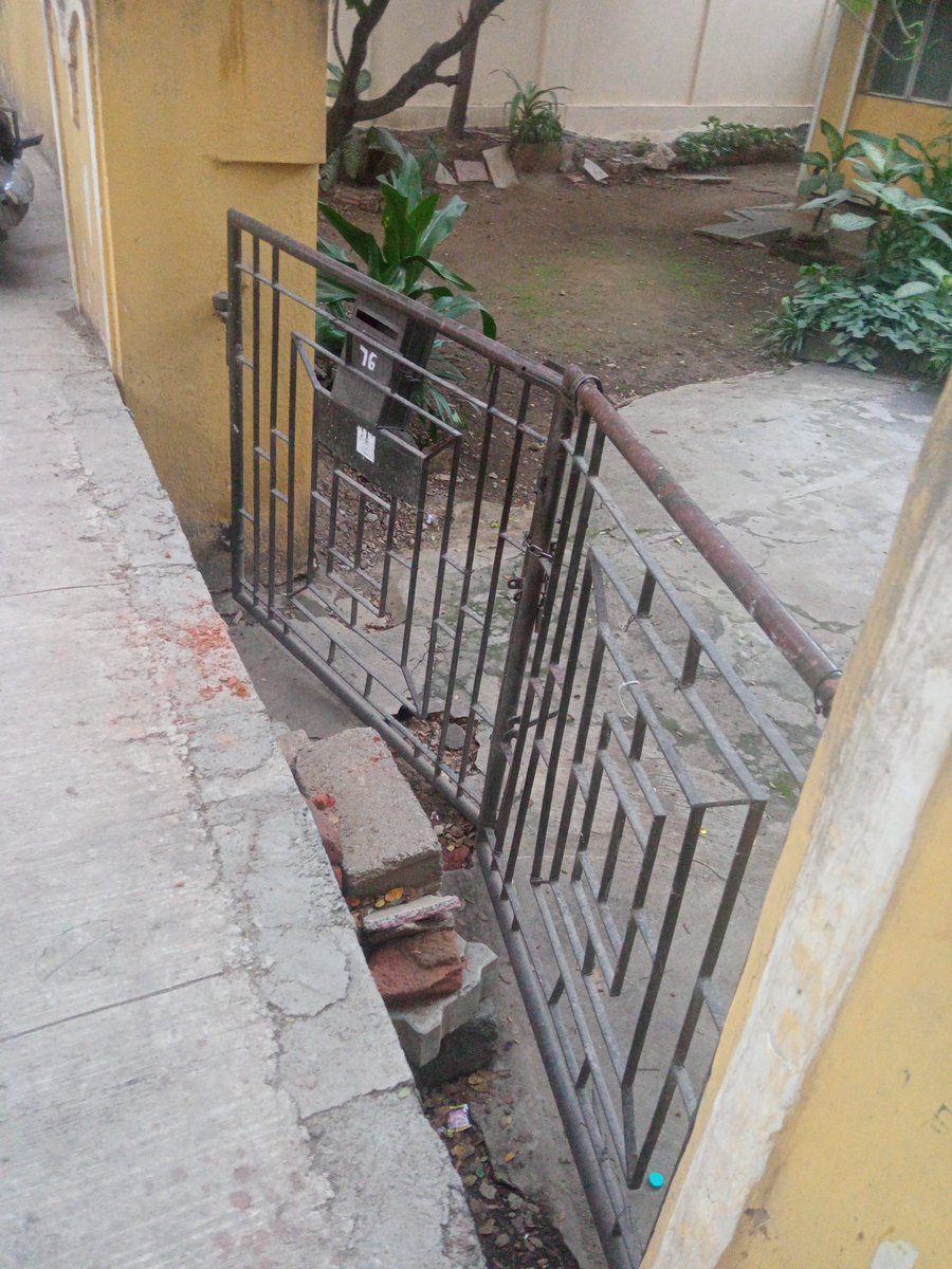 anil_lulla's tweet photo. While there are mixed reactions across Bengaluru on white topping, here is what everyone agrees @GBA_office should not do. On Mosque Road, Frazer Town, many properties have been denied proper access as the road height went up by more than 3 feet. See accompanying photos/video. https://t.co/K4PC0B9qoy
