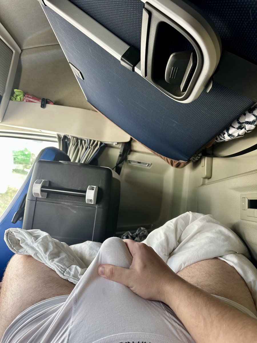 MagnusRexTop's tweet photo. Poranny wood w kabinie TIR-a 🚛 
Ręka trzyma, bielizna pęka 💦
Kto to ssie? 👅 https://t.co/pa32fxPqZE