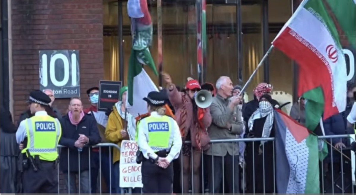 GustavoBolivar's tweet photo. Yonatan Mosquera, padre de dos, colombiano radicado en Inglaterra hace 30 años, trabajador de la salud, será llevado a la Corte por protestar pacíficamente contra el genocidio en Palestina. No tiene antecedentes.
RT Mañana es la audiencia y pide a compatriotas que viven en Londres que lo acompañen a ver si la policía retira los cargos. #SolidaridadConYonatan