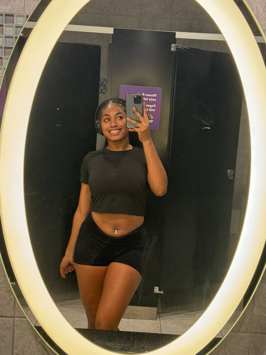 Onevicccc's tweet photo. Gym girl 🏋️‍♂️ https://t.co/6zLYzDhZV4