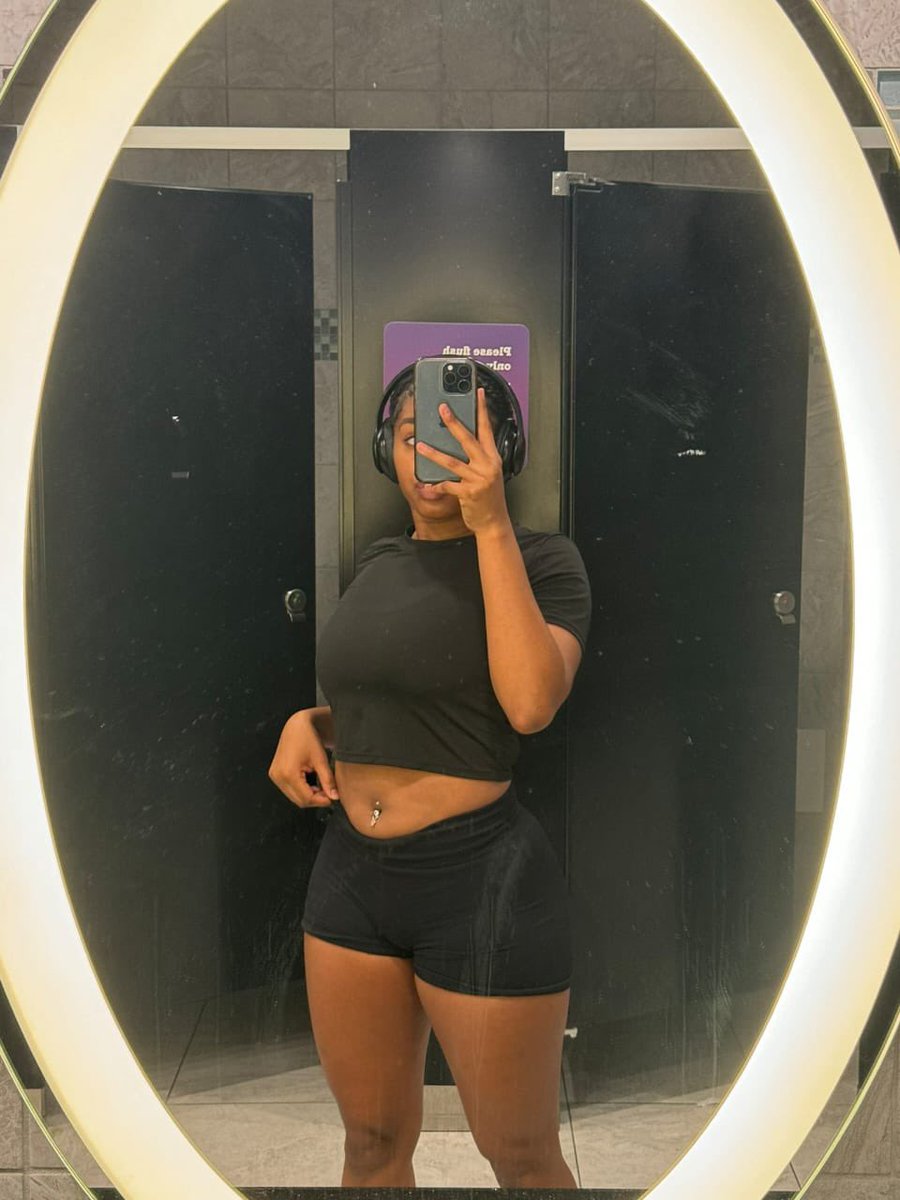 Onevicccc's tweet photo. Gym girl 🏋️‍♂️ https://t.co/6zLYzDhZV4