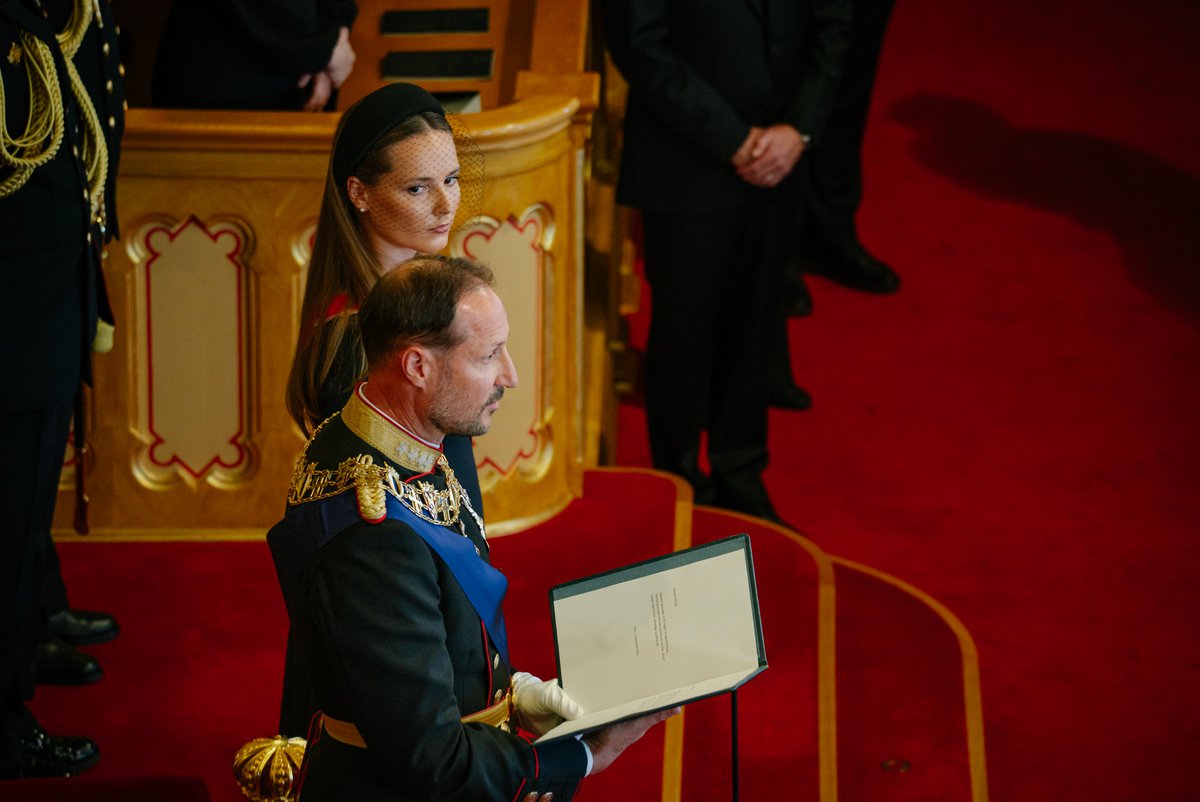 Stortinget's tweet photo. «Jeg lover og sverger å ville regjere kongeriket Norge i overensstemmelse med dets konstitusjon og lover, så sant hjelpe meg Gud den allmektige og allvitende!» Kong Haakon VIII har avlagt eden i Stortinget. https://t.co/POMsv4is8i https://t.co/T82F4HSlqy