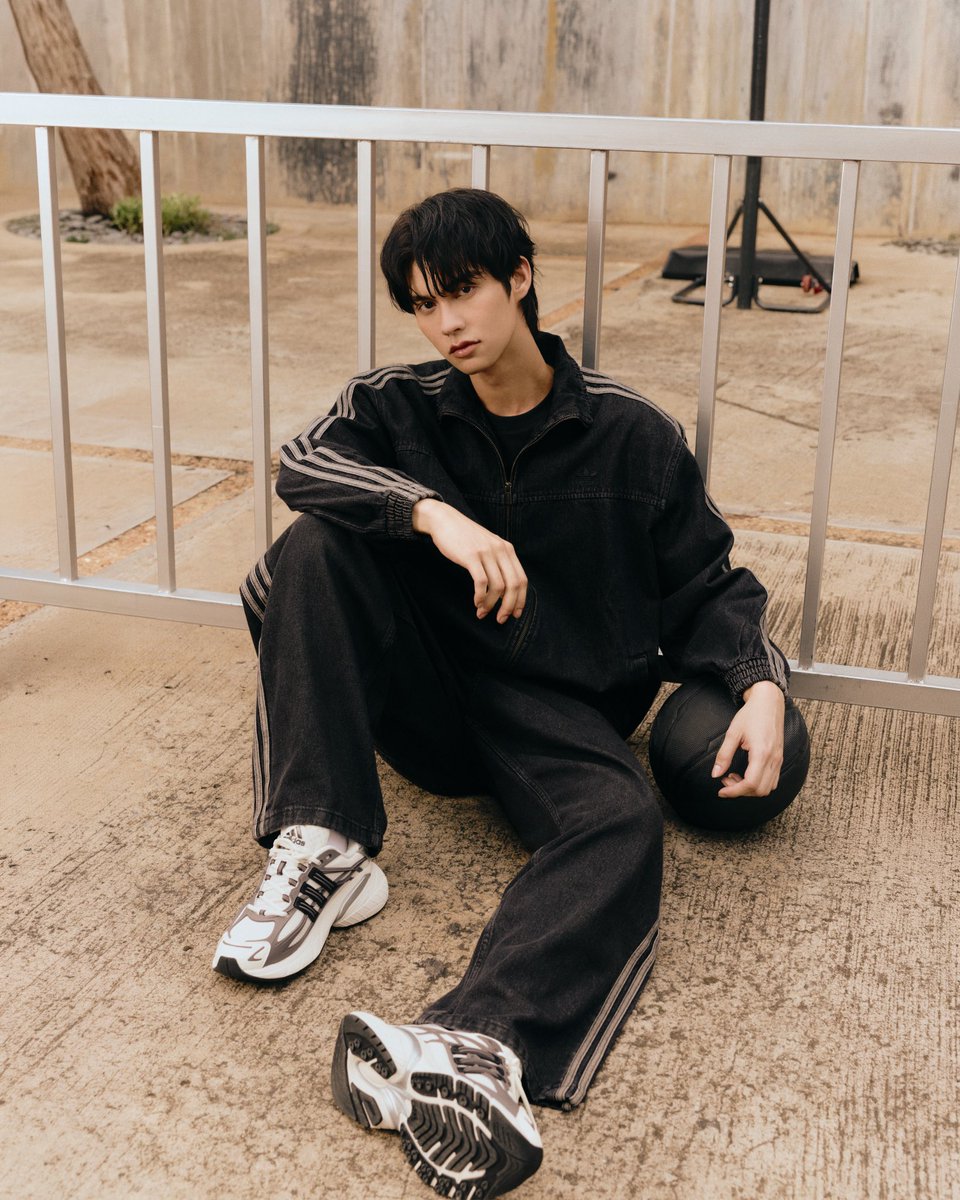 pmxvc_'s tweet photo. รูปชัดๆมาแล้วฮะ หล่อตาแตก😭😭😭

#adidasOriginals 
#adidasxBRIGHT
#bbrightvc https://t.co/mxUPPNl8g0
