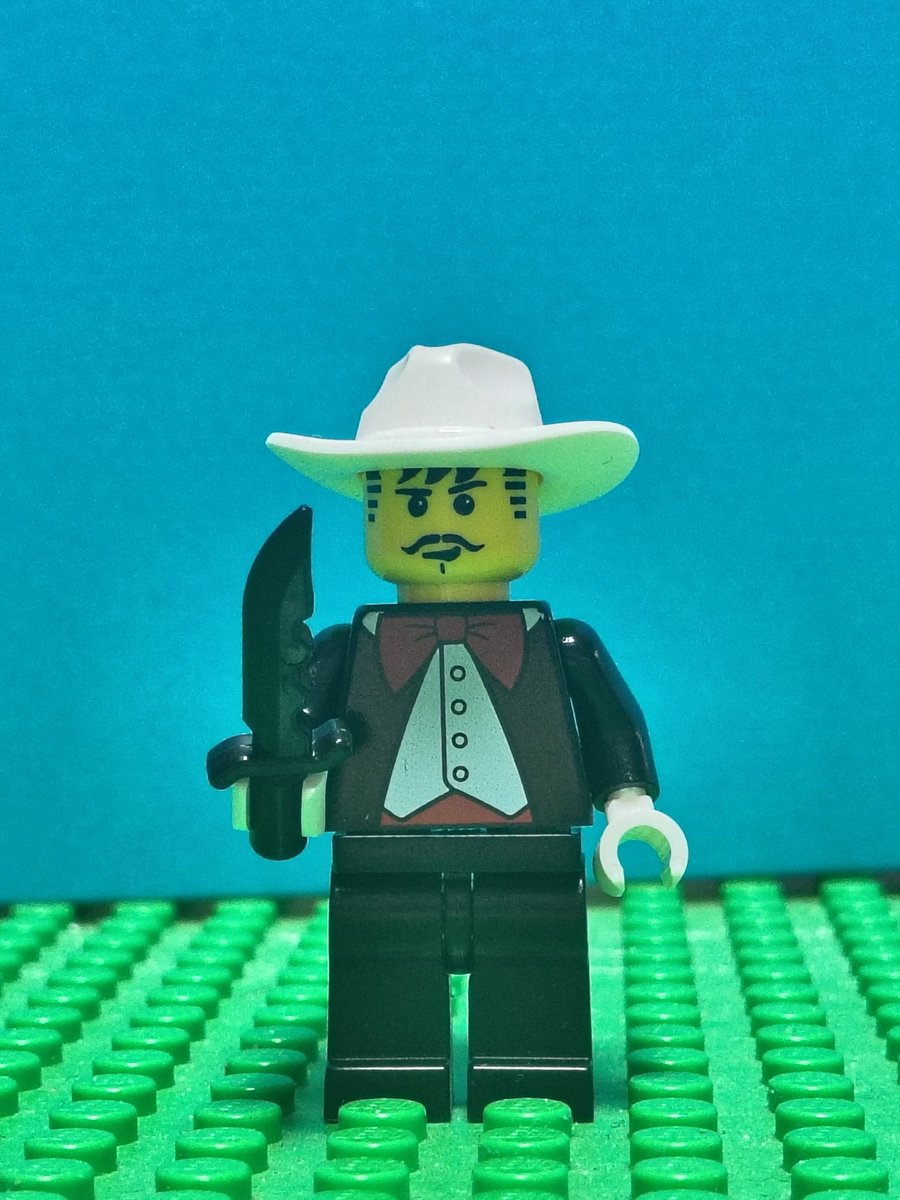 mako69647675's tweet photo. #LEGO #minifig #dracula ドラキュラのクインシー・モリスのレゴミニフィグのトルソーを変えてみました。 https://t.co/qolxURs4WW