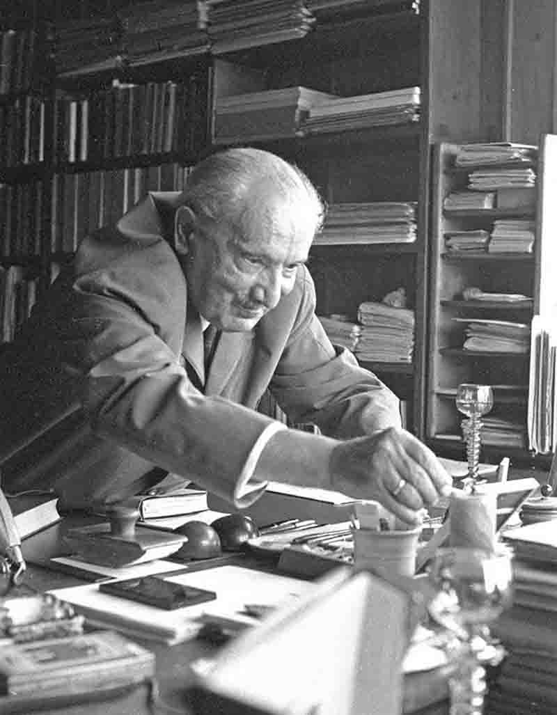 doxabey's tweet photo. "Düşünce sahasında, her türlü reddiye saçmadır. Düşünürler arasındaki kavga 'sevgililerin kavgası' [der liebende Streit] gibidir."

-Heidegger https://t.co/KOPQYWNass