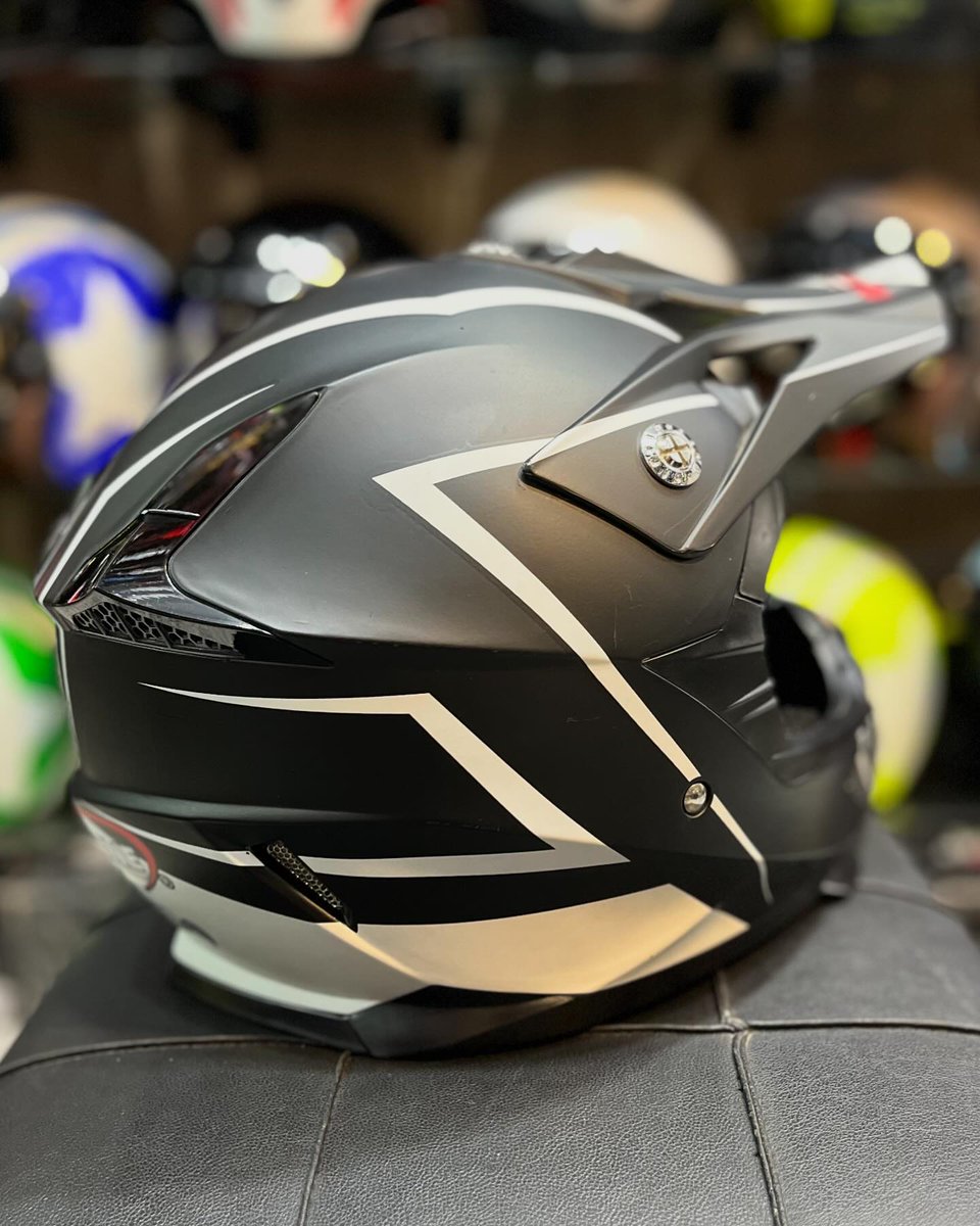 NedEnniscigt's tweet photo. REDLINE 747 full-face motocross helmet for children and teenagers, suitable for ages 11–15 and small head sizes. Available in M/L, weighs 900 g, made in China, internationally certified, washable lining, ventilation ports, and scratch-resistant https://t.co/wrv8qXIn6U