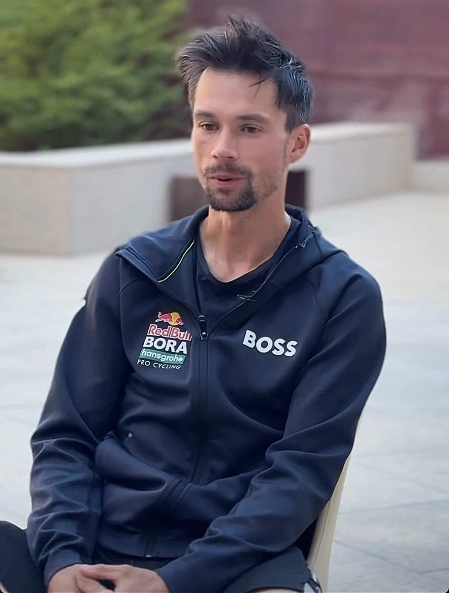 Debby_Drckx's tweet photo. Why do men always get away with a "just rolled out of bed" look? 😅😅😅
Anyway, good luck today Primož 🍀.
#rogla #roglic https://t.co/3LjND0Yy3L