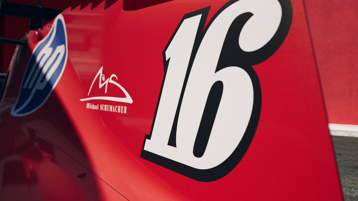 f1stats_net's tweet photo. El SF-26 lucirá una decoración especial por los 30 años de la llegada del alemán a Maranello, con su firma, detalles retro y las siete estrellas que representan sus 7 títulos mundiales.
#F1 #Ferrari #Schumacher #ItalianGP https://t.co/7CYIJOCIIC
