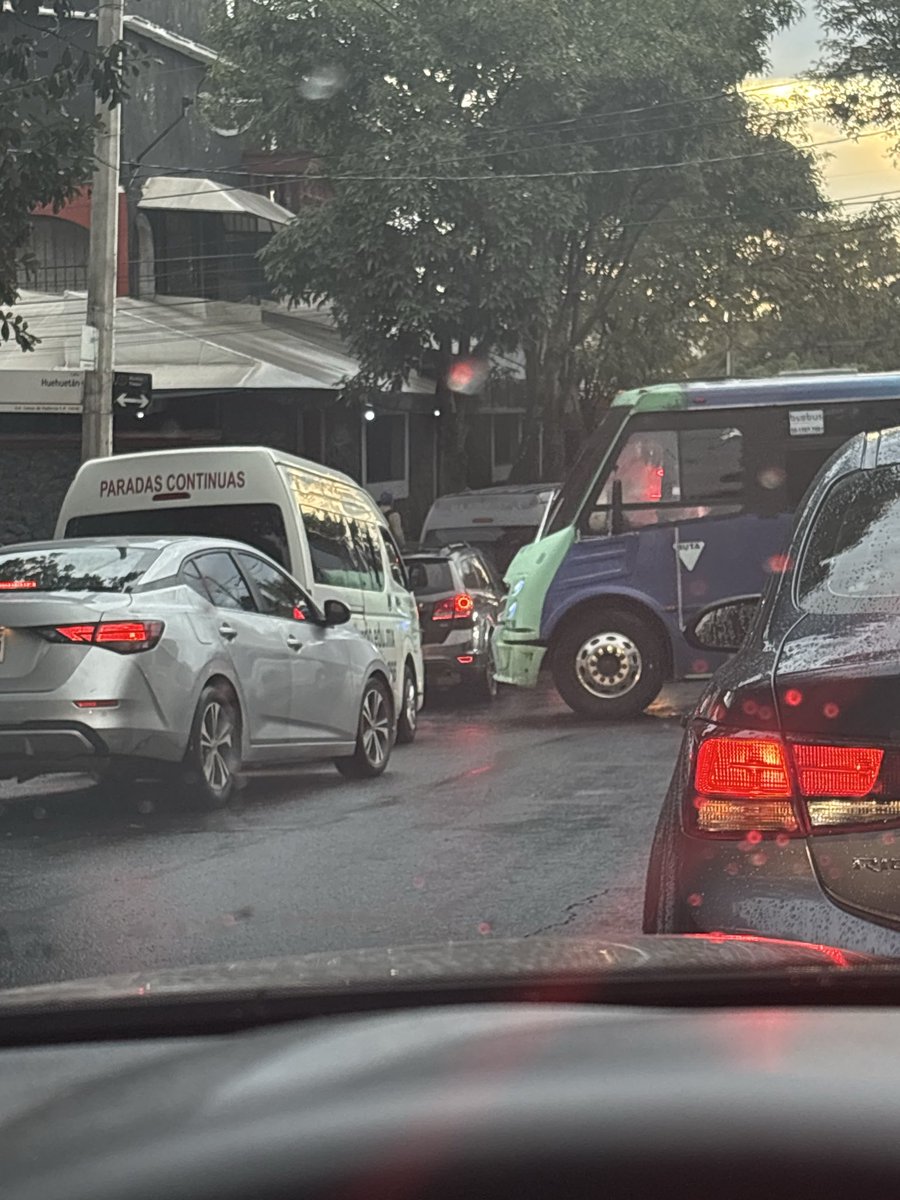 chavez1320's tweet photo. @ivillasenor @TlalpanAl @alfagonzalezm @OVIALCDMX @SSC_CDMX @OHarfuch @Claudiashein 4 años después continúan esta escuela poniendo en riesgo en sentido contrario ,  pero no  harán algo hasta que halla un accidente https://t.co/Y5mk70V9Jg