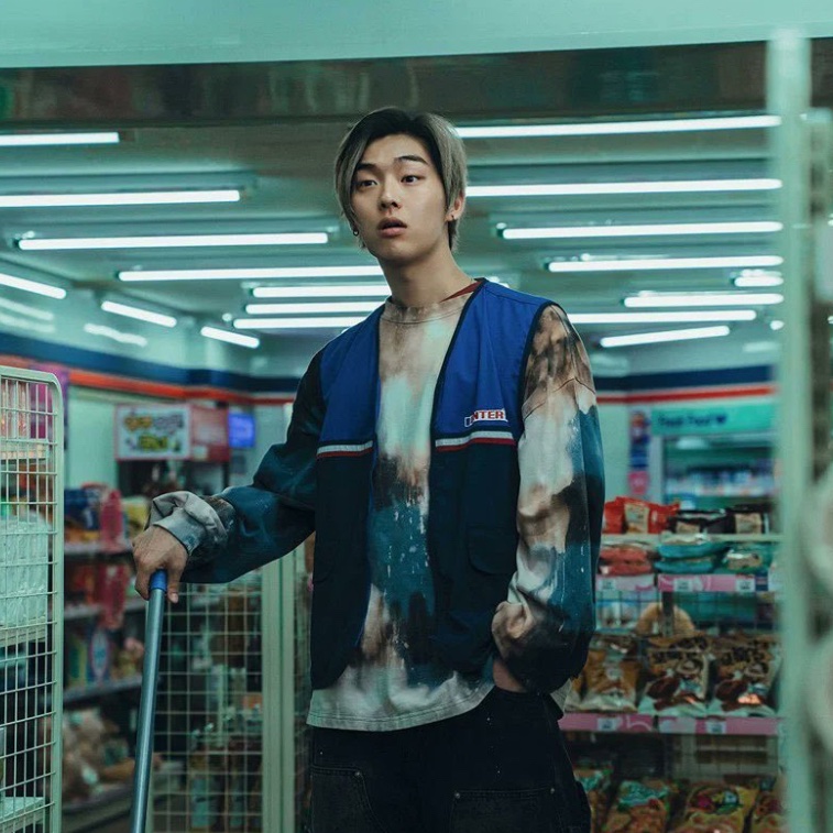 shseyaoholic's tweet photo. whateverhisnameis being pissed at his twin brother lee kang for constantly flirting with the cashier instead of being useful https://t.co/f1KJP68HM5