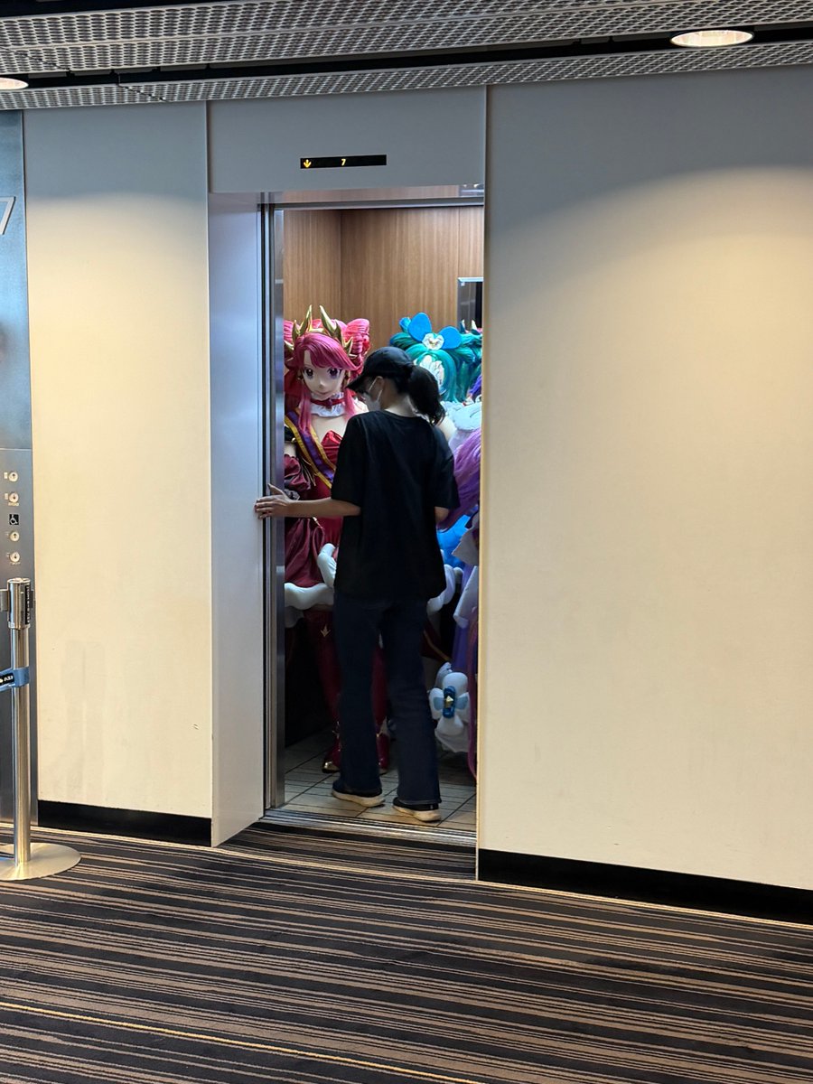 MilkyAround's tweet photo. これは、昼公演開始前に握手会が終了してエレベーターに乗り込む一般乗車プリンセス
#プリオケ https://t.co/lRsIvh3bBW